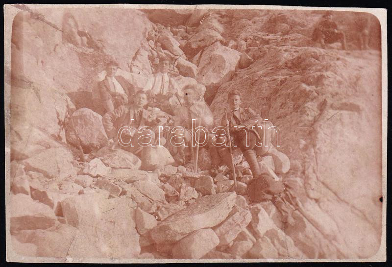 1923 Kirándulók a tátrai Mózes-forrásnál, fotó, 7×11 cm