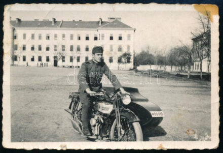 1932 Eger, katona oldalkocsis motorkerékpárral a laktanya épülete előtt, fotó, a hátoldalon feliratozva, kis folttal és törésnyomokkal, 7,5x5 cm
