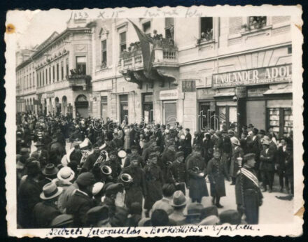 1933 Eger, borhét, szüreti felvonulás katonazenekarral, feliratozott fotó, 8x6 cm