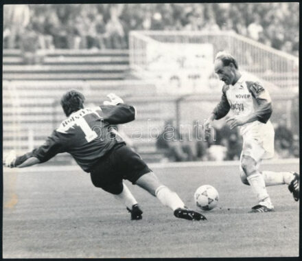 cca 1990 BVSC-FTC NB I-es labdarúgó-mérkőzés, 'Gracsov elfekteti Balogh-ot', sajtófotó, a hátoldalon feliratozott, pecséttel jelzett (László Sándor felvétele), 21x18 cm