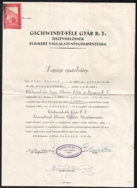 1941 Gschwindt-féle Szesz-, Élesztő-, Likőr- és Rumgyár R.t. nyugdíjpénztárának tagsági igazolványa, Gschwindtné autográf aláírásával, fejléces papíron, a nyugdíjpénztár bélyegzőjével.
