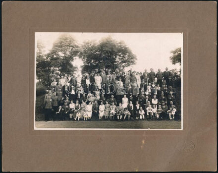 cca 1930-40 I. világháborús, számos kitüntetéssel dekorált katonák csoportképe családtagjaikkal, középen Vitéz Jány Gusztáv (1883-1947) későbbi tábornok, a magyar 2. hadsereg parancsnoka a II. világháborúban, hátoldalán