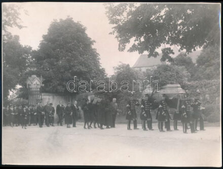 cca 1930-44 Katonatiszt dísztemetése Sopronban, hátoldalán jelzett fotó ('Fehér' foto Sopron), 17,5x23,5 cm