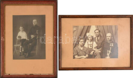 cca 1930-40 2 db fotó katonatisztekről családtagjaik körében, egyik kitüntetésekkel dekorált, jelzés nélkül, üvegezett fakeretben, 22,5x16,5 és 16,5x23 cm
