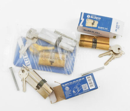 4 db ELZETT zár, kulcsokkal.