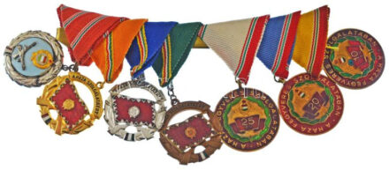 1957. 'Szolgálati Érdemérem' zománcozott kitüntetés + 1964. 'A Haza Szolgálatáért Érdemérem ezüst fokozat' zománcozott arany-, ezüst- és bronzfokozatú kitüntetés (3xklf) + 1965. 'Szolgálati Érdemérem - A Haza Fegyveres