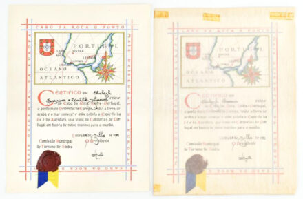1981 Sintra, Cabo da Roca (Európa szárazföldjének legnyugatibb pontja) meglátogatását igazoló díszoklevél, 2 db, portugál nyelven, viaszpecséttel, 32x24,5 cm