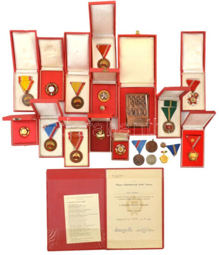 18db-os, főleg kitüntetésekből álló tétel, nagyrészük eredeti tokban, közte 1966. 'Szocialista Hazáért Érdemrend' ezüstözött, zománcozott bronz kitüntetés mellszalagon, eredeti tokban, adományozói okirattal T:vegyes