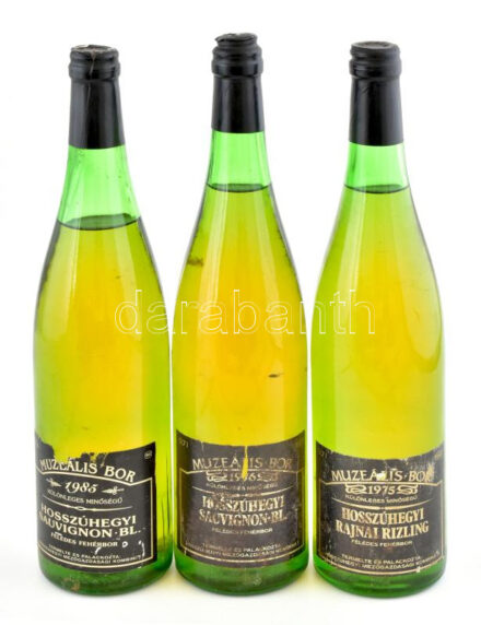1975-1976-1985 Hosszúhegyi válogatás, Hosszúhegyi Savignon Bl[anc] 1976, 1985 és Hosszúhegyi Rajnai Rizling 1975, 3 palack muzeális bor, hajós-bajai borvidék, pincében, szakszerűen tárolt bontatlan palack fehérbor, kopott, kissé