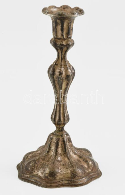 Hólyagos fazonú ezüstözött gyertyatartó, jelzés nélkül, kopásokkal, m: 24,5 cm