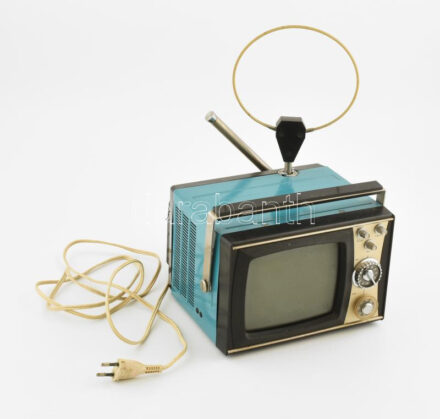 Retro szovjet mini tv, Shiljalis 401 D típus, hátoldalán magyar ny. címkékkel, nem kipróbált, kopásnyomokkal, 33x21x35 cm