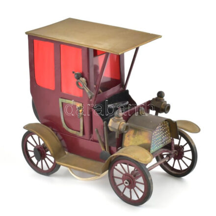 Elektromos retro lámpa, oldtimer autó formájában, fém karosszéria és alváz, üveg szélvédő, műszálas függönyök, gumikon Rubena Nachod jelzéssel, kopott, nem kipróbált, vezetékkel és kapcsolóval, feltehetően szerelésre