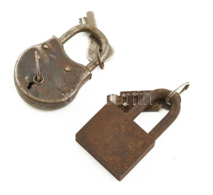 2 darab fém lakat, kulccsal