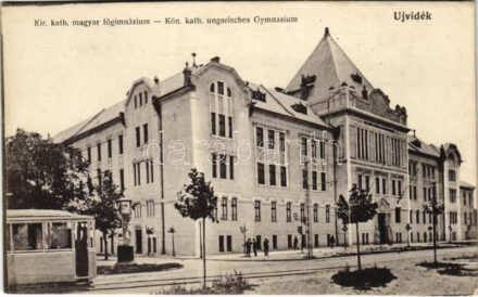 1915 Újvidék, Novi Sad; Kir. katolikus magyar főgimnázium, villamos. Urbán Ignác kiadása / Königl. kath. ungarische Obergymnasium / Catholic grammar school, tram (gyűrődés / crease)