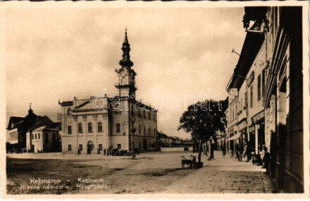 Késmárk, Kezmarok; Hlavné námestie / Hauptplatz, Kino / Fő tér, városháza, üzletek, automobilok, mozi / main square, town hall, shops, automobiles, cinema
