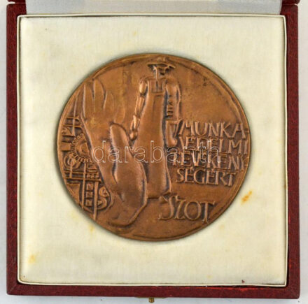 Asszonyi Tamás (1942- ) 1984. 'Munkavédelmi Tevékenységért' SZOT-Díj' bonz plakett, hátlapon névre szóló gravírozással, eredeti dísztokban (106mm) T:UNC