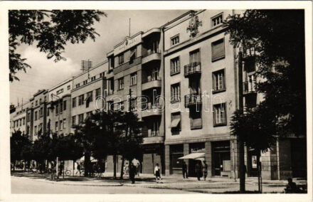 Újvidék, Novi Sad; Horthy Miklós sugárút, úri fodrász szalon üzlete. Urbán Ignác és fia kiadása / street, hairdresser shop