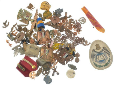 ~100db-os, vegyes, nagyrészt iraki modern katonai jelvény, kitűző, felvarró, valamint gomblyuk és sapka jelvény tétel, közte ejtőernyős, rendőr, aknavető, tankos stb. T:vegyes ~100pcs of mixed, mostly iraqi military modern badge, pin,