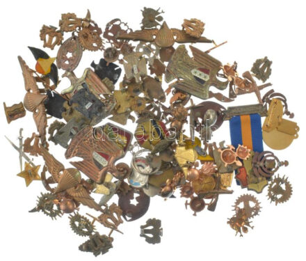 ~100db-os, vegyes, nagyrészt iraki modern katonai jelvény, kitűző, felvarró, valamint gomblyuk és sapka jelvény tétel, közte ejtőernyős, rendőr, aknavető, tankos stb. T:vegyes ~100pcs of mixed, mostly iraqi military modern badge, pin,