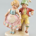 Német gyermekpár figura, formaszámmal jelzett, kézzel festett, hibátlan, m: 15 cm