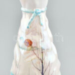 Zsák alakú porcelán váza, tájkép mintával, szignózott, jelzés nélkül, kopással, m: 23,5 cm