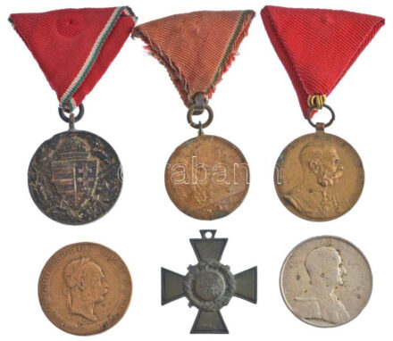 6db-os kitüntetésből álló tétel, közte: 1929. 'Magyar Háborús emlékérem kardokkal, sisakkal' ezüstözött, peremen jelzett bronz kitüntetés nem saját mellszalagon + 1898. 'Jubileumi Emlékérem a Fegyveres Erő Számára / Signum