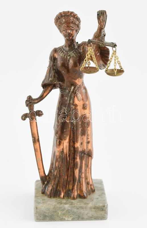 Jelzés nélkül: Justitia, réz szobor márvány talapzaton, patinával, m: 26 cm