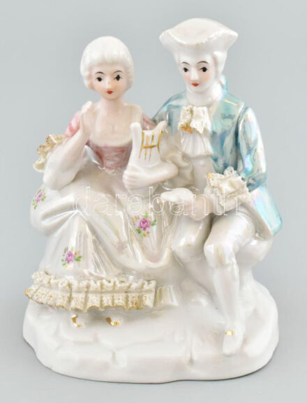 Barokk pár, porcelán, jelzés nélkül, alján kis kopottsággal, m: 14 cm