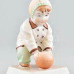 Zsolnay porcelán 'Labdás Öcsi', kézzel festett, jelzett, hibátlan, m: 13,5 cm