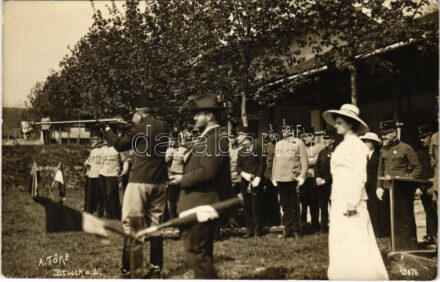 Királyhida, Bruckújfalu Tábor, Brucker Lager, Bruckneudorf; IV. Károly és Zita királyné lőgyakorlat közben a katonai táborban / Charles I of Austria and his wife Zita during a shooting practice in the military barracks. A. Tőke photo