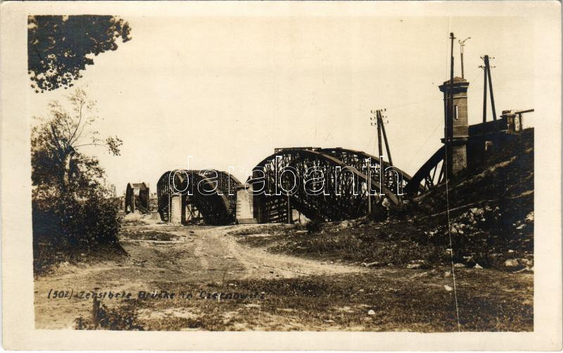 Chernivtsi, Czernowitz, Cernauti, Csernyivci (Bukovina, Bukowina); Zerstörte Brücke / Felrobbantott híd romjai / WWI K.u.K. military, ruins of a blown-up bridge. photo