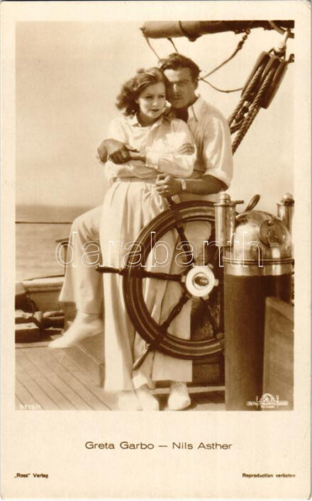 Greta Garbo (1905-1990) svéd színésznő, a filmtörténet egyik legérdekesebb alakja, akinek méltóságteljes, melankolikus magatartása nemcsak a filmvásznon kreált mítosz része, de jellemének egyik legfontosabb vonása is volt. - Nils