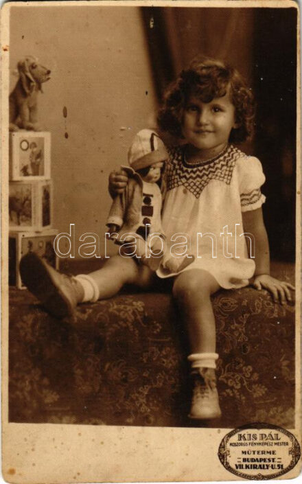 Kislány babával. Kis Pál koszorús fényképész mester műterme felvétele. Budapest VII. Király utca 51. / girl with doll. photo (fl)