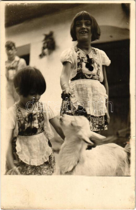 Húsvét, kislányok népviseletben, magyar folklór / Hungarian folklore, girls in traditional costumes at Easter. photo (szakadás / tear)