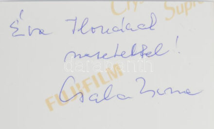 Csala Zsuzsa (1933-2014) színésznő autográf aláírása őt ábrázoló fotó hátoldalán, 12x8,5 cm