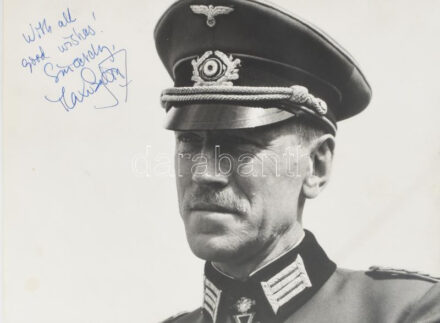 Max von Sydow (1929-2020) svéd színész autográf aláírása őt ábrázoló fotón (egyik filmjéből, ahol náci tisztet alakít), a hátoldalon pecséttel jelzett (Mafilm Foto, Endrényi Egon felvétele), 24x18 cm / Autograph signature of Max