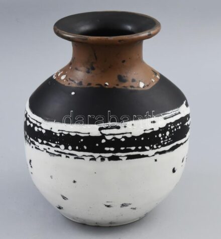 Gorka Lívia (1925-2011): Fehér-fekete-barna váza. Jelzett, hibátlan, m: 18,5 cm