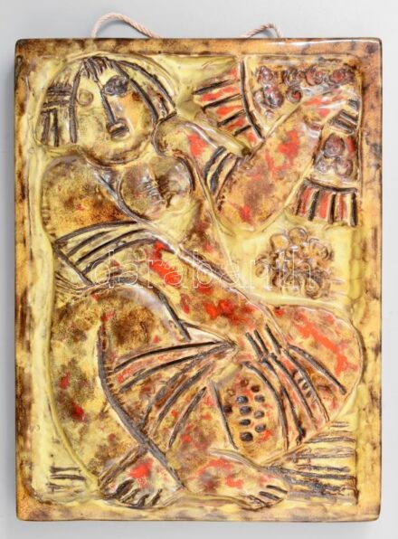 cca 1990-2000 Illés László: Napozó nő. Színes mázakkal festett kerámia falidísz, jelzett, minimális kopottsággal, 30x22,5 cm