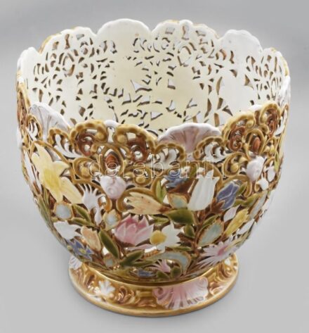 Zsolnay virágtartó díszedény - a Rokokó-sorozatból. 1892 körül. Formába öntött porcelánfajansz. Legyezőkagylókkal és rokokó mintákkal díszített felületén magastüzű majolikamázakkal festett peónia és magnólia csokrok, illetve ananászok. Formaterv.: Sikorsk