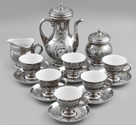 Szász Endre által tervezett Hollóházi porcelán mokkás készlet: 6 személyes. Platina mázas. Komplett, hibátlan Jelzett, sorszámozott 200/83. sorszámú készlet