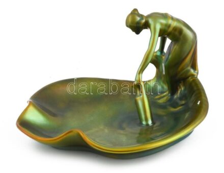 Zsolnay névjegykártyatartó vizet merítő nő alakkal. Eozin mázakkal borított porcelánfajansz. Jelzett, hibátlan, 29,5x25,5x15 cm, ilyen méretben kuriózum!