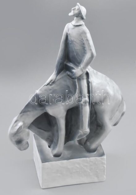 Zsolnay Don Quijote és Sancho Panza. Tervező: Olcsai Kiss Zoltán (1895-1981). Jelzett, alján minimális gyári tűzhibával, m: 38,5 cm