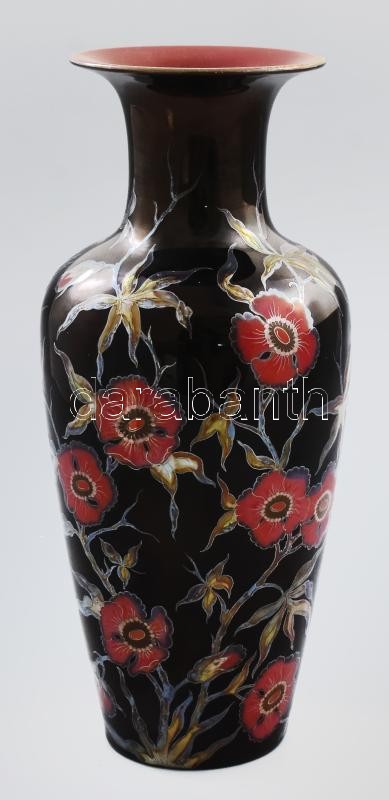 Zsolnay többtüzű váza virág díszítéssel. Kifelé szélesedő öntött vázatest, beszűkülő nyakkal, kinyíló szájrésszel. Felületén többrétegű fémes fényű színes eozinmázakkal festett, sötét alap felett fémlüszteres virágmintákkal. Alján jelezve eozin