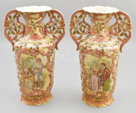 Seszták János Kolozsvár díszváza pár. Vázatesten rokályos kartusokban idillikus jelenetek, virágos díszítményeket magukba foglaló rokályokból egybeépített fülekkel. XIX. sz. vége, kézzel festett, jelzett, mázrepedésekkel, alján kis lepattanásokkal, m: 37