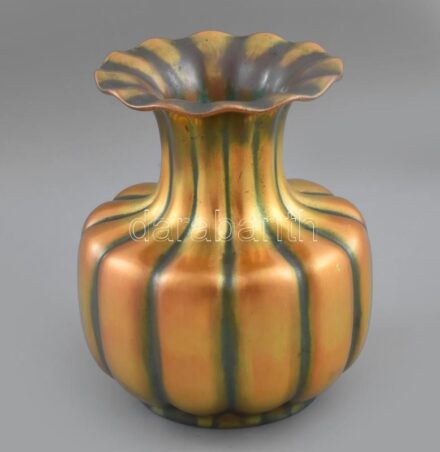 Zsolnay art deco hólyagos váza. Karélyosan tagolt vázatestén savmaratott felülete ritka mézsárga eozin mázakkal fedett, jelzett, talpánál minimális mázkopással, m: 20 cm