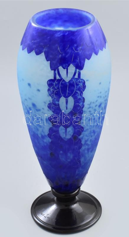 Verrerie Schneider Art Deco váza. Myrtilles sorozat. Többrétegű, savmaratott, kékes színű öntött üveg váza Art Deco motívumokkal. Francia, 1925 körül Jelzett: Charder és gravírozott. Hibátlan, m: 39 cm
