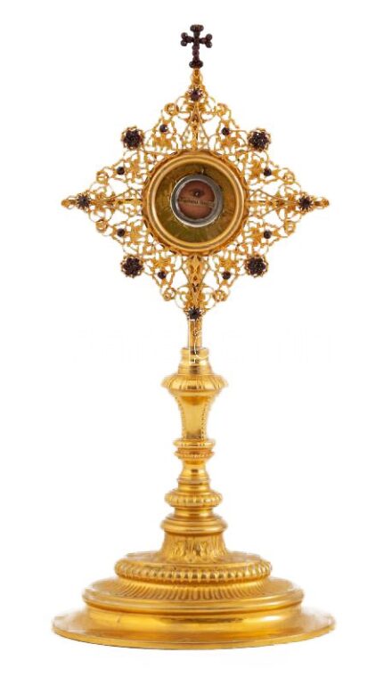 XVIII. sz. Szent László (cca 1040-1095) magyar király csontereklyéje: XX. századi részben ezüstözött réz ereklyetartó kapszulában (30x30 mm.) A kapszulát Basilio Pompilj (1858-1931) bíboros, Róma vicarius generalisa hitelesítő viaszpecsétje zárja, hiteles