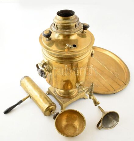 1879, Orosz Birodalom, Gornin Gyár, Tula, Antik bronz szamovár. Dátumozott pecsétekkel hitelesített bronz szamovár, kiegészítőkkel. Kopás, felső részén horpadás előfordul, összességében jó gyűjtői állapotban. M: 73 cm. / 1879, Russian Empire, Gornin Facto