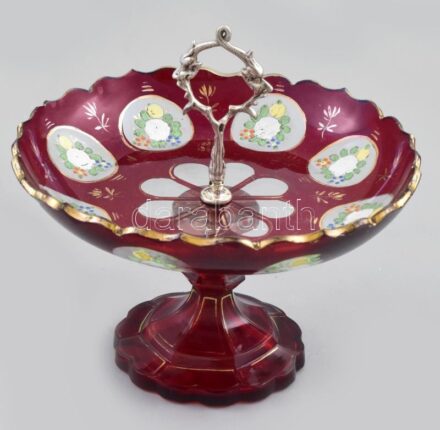 Kínáló tál. Ezüst (Ag) szerelékes, kézzel festett. Ördögfejes ezüst fogóval. XIX. sz. vége. Kézi zománcfestéssel. Kopással. Szétszedhető d: 21 cm / Aufsatz hand painted glass with enamel. With silver appliance in the shape of a devil's head. With some wea