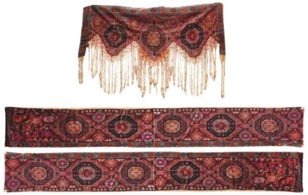 cca 1930-1935 A Szent István-terem díszítésének mintázata alapján készült 3 darabos nagyméretű kelim szett: 2 darab nagyméretű fali futó cca 310x45 cm, és egy rojtos falitextil cca 185x95 cm rojtokkal. Korából adódó kisebb sérülésekkel. /// Approximately
